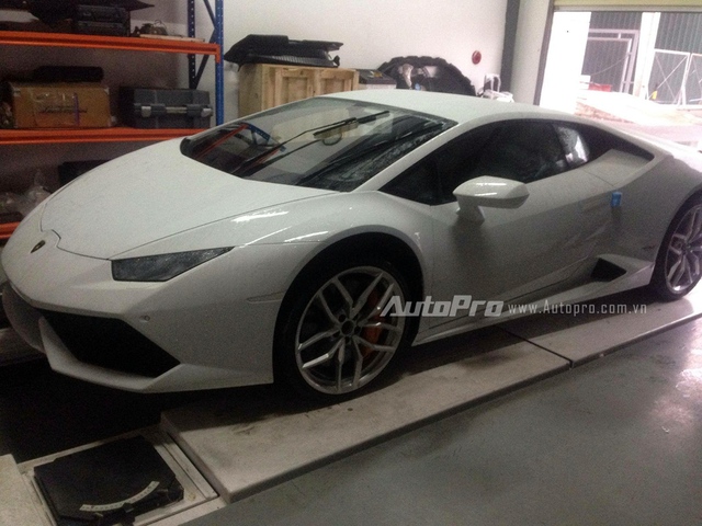 
Lamborghini Huracan trắng tính được đưa vào xưởng dịch vụ chính hãng để chuẩn bị cho ngày ra mắt.
