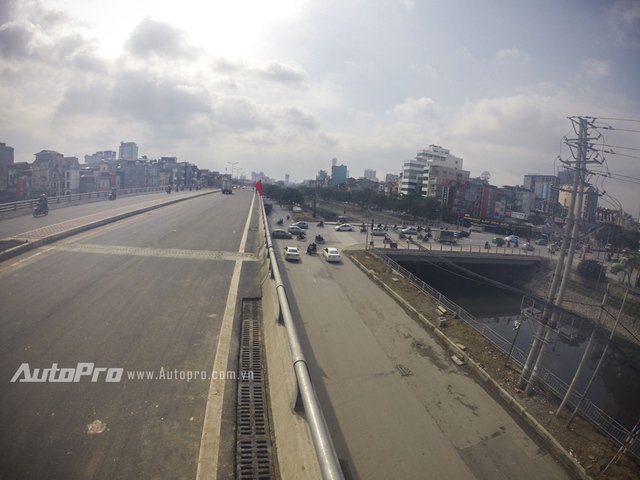 
Với đoạn cầu vượt qua đoạn giao cắt Đào Tấn - Nguyễn Khánh Toàn, áp lực giao thông tại khu vực này sẽ giảm đi rất nhiều.
