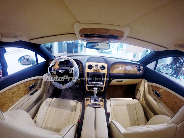 
Bên trong Bentley Continental GT V8 là khoang nội thất sang trọng với sự kết hợp của da cao cấp và gỗ.
