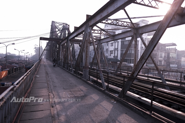 
Cầu Long Biên với hơn 100 năm lịch sử cũng cổ kính hơn trong ngày đầu năm.
