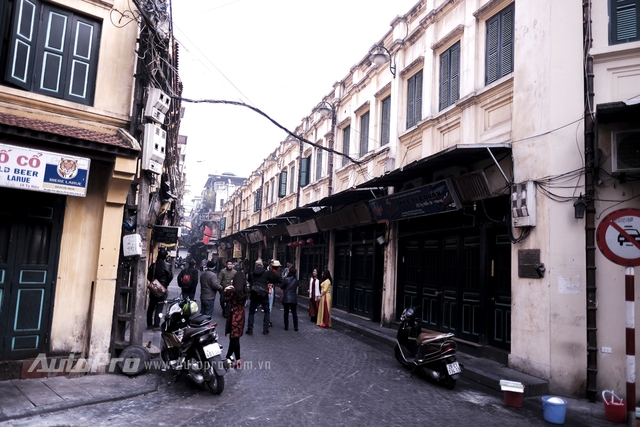 
Các cửa hàng tại Ngã tư quốc tế tại phố Tạ Hiện được nhiều người tận dụng để chụp ảnh xuân.

