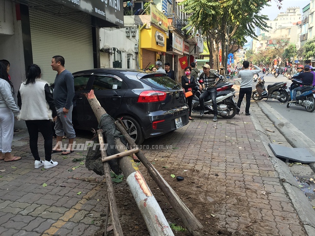 
Sau khi đó, chiếc xe Kia Rio tiếp tục lao lên vỉa hè, đâm đổ cây và chỉ dừng lại khi lao vào tường nhà số 294 phố Huế. 
