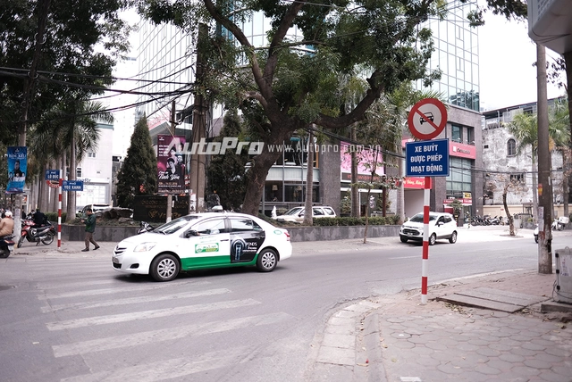
Phố Yec Xanh đã được cắm biển báo cấm ô tô tại đoạn giao cắt với phố Lò Đúc.
