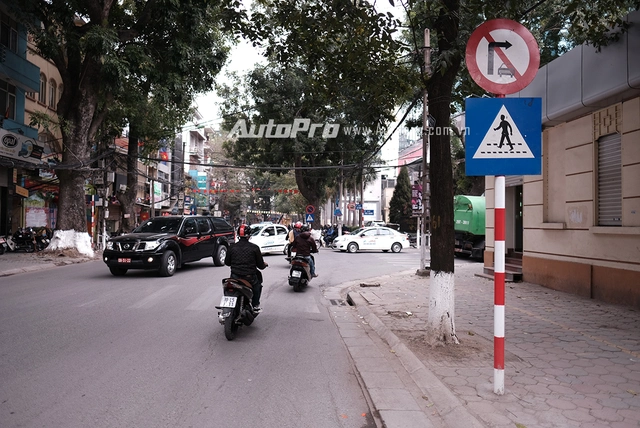
Phố Lò Đúc cũng đã có biển báo cấm ô tô rẽ vào phố Yec Xanh ở cả 2 chiều lưu thông.
