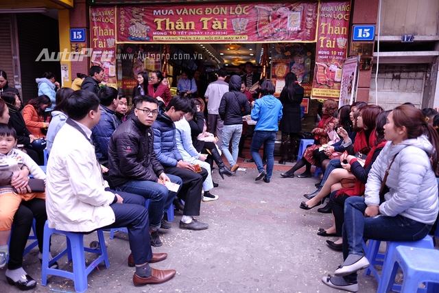 
Nhiều người đến chờ mua vàng ngồi kín cả vỉa hè của phố Trần Nhân Tông.
