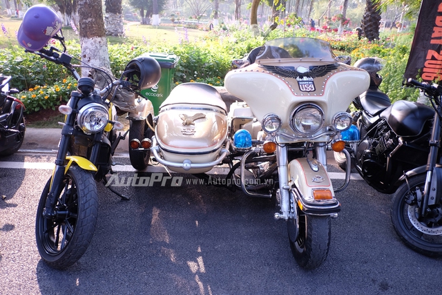 
Một chiếc Ducati Scrambler sánh đôi cùng chiếc Harley-Davidson độ sidecar.
