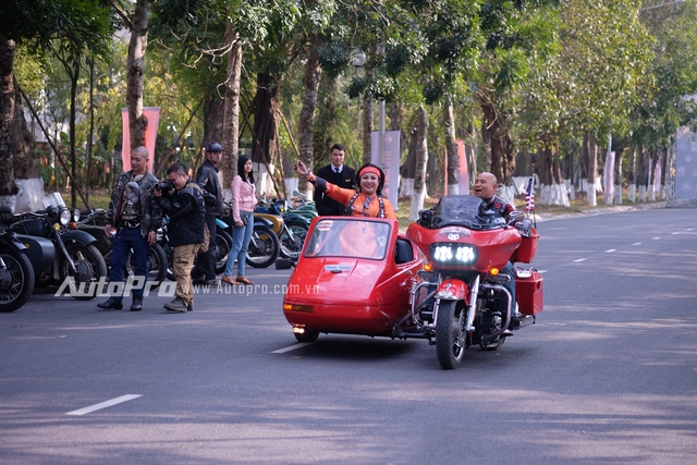 
Nữ biker nổi danh đất Hà Thành, Phạm Trần Cường Phượng, trên chiếc xe Harley-Davidson Sidecar cũng có mặt tại ngày hội Big Day 2016.
