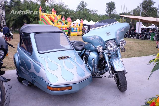 
Chiếc xe Harley-Davidson với phần thuyền xe bên cạnh được lắp mui của biker Trần Quang Đức hay thườn gọi là Đức Tào Phớ.

