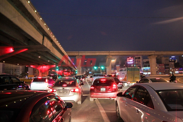 
Tại điểm giao Nguyễn Trãi - Khuất Duy Tiến, giao thông cũng hết sức thoải mái. Các phương tiện chỉ dồn lại khi có đèn đỏ và hầu như có thể thoát khỏi ngã tư sau 1 nhịp chờ. Hầm chui mới thông cũng có thể là một lý giải cho sự thông thoáng này.
