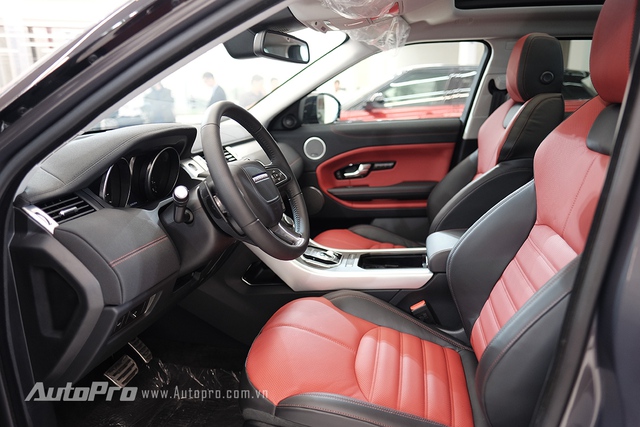 
Ở phiên bản tiêu chuẩn, Range Rover Evoque 2016 được trang bị ghế điện điều chỉnh 6 hướng bọc vải dệt Ebony cao cấp. Ở các phiên bản cao hơn, xe có thể được trang bị ghế điều chỉnh 14 hướng.
