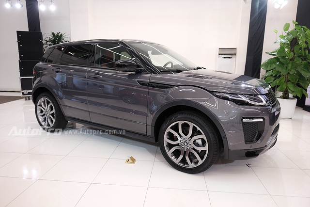 
Range Rover Evoque 2016 đã về tới Việt Nam thông qua con đường nhập khẩu chính hãng với mức giá 2,9 tỉ đồng cho bản tiêu chuẩn.
