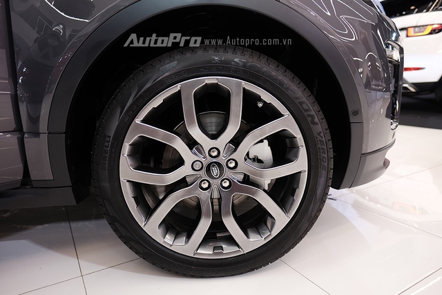 
Range Rover Evoque 2016 có thêm 3 tuỳ chọn la-zăng hợp kim nhôm cho khách hàng.
