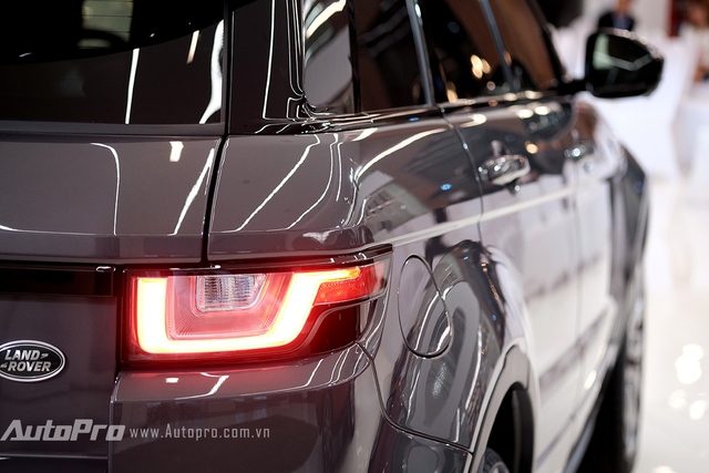 
Đèn hậu dạng LED đã xuất hiện trên Range Rover Evoque 2016.
