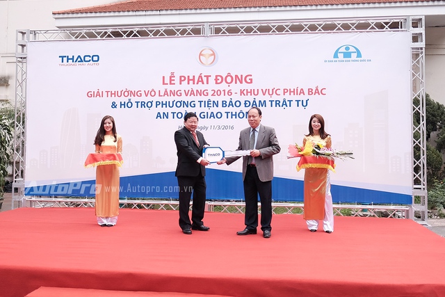 
Ông Nguyễn Hùng Minh, Tổng giám đốc Thaco, trao tặng chìa khoá xe cho đại diện Uỷ ban ATGT Quốc gia.
