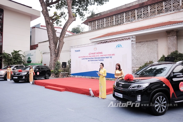 
Lễ phát động giải thưởng Vô lăng vàng 2016 và hỗ trợ phương tiện bảo đảm trật tự an toàn giao thông.
