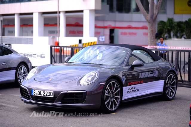 
Porsche World Roadshow mang tới 22 chiếc xe để khách hàng tại Việt Nam có thể thoải mái trải nghiệm.
