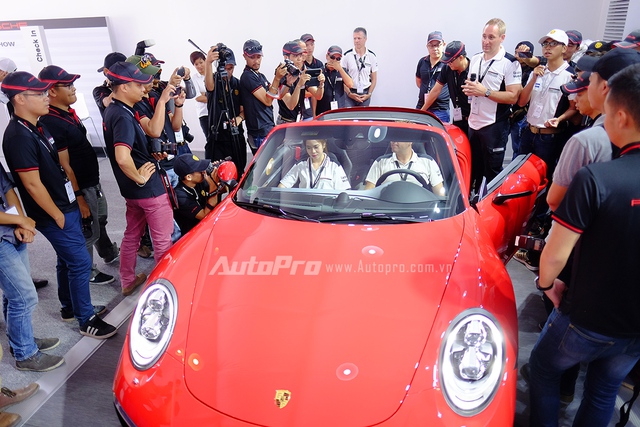 
Các huận luyện viên của Porsche hướng dẫn các kỹ năng lái xe an toàn.
