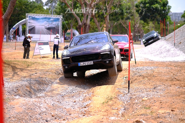 
Offroad cùng gã nhà giàu Porsche Cayenne.
