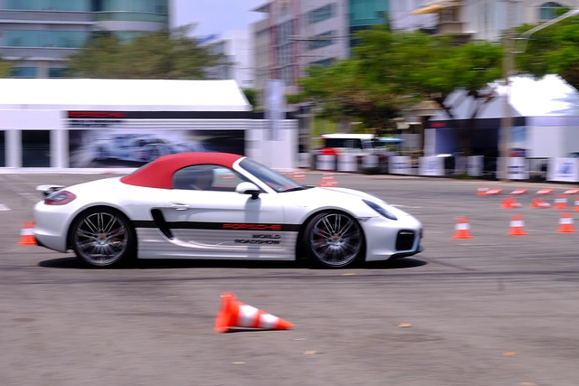 
Porsche Boxter GTS là một mẫu xe cân bằng giữa điều khiển, sức mạnh và cảm giác lái trên đường chạy Slalom.
