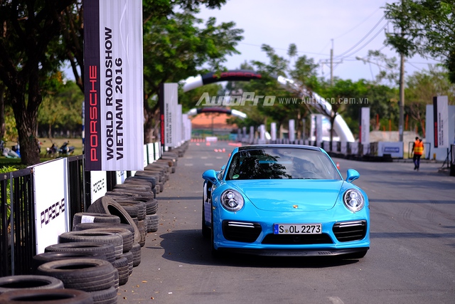 
Porsche 911 Turbo S, chiếc xe thể thao gần chạm ngưỡng siêu xe.
