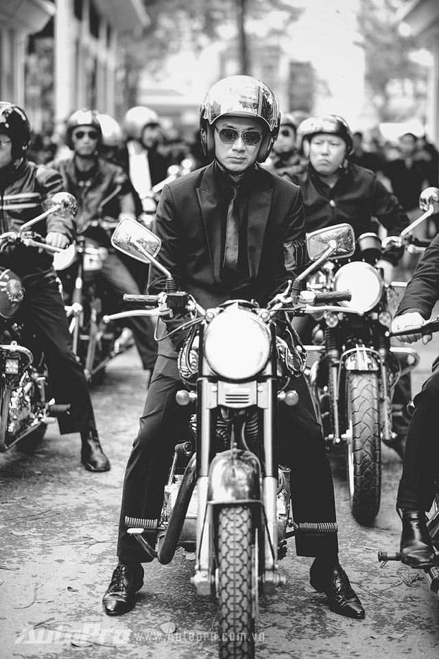 
Khuôn mặt buồn bã của MC Anh Tuấn trước khi cùng các anh em biker lên đường tiễn đưa linh cữu Trần Lập.
