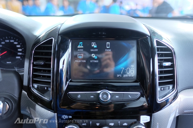 
Chevrolet Captiva REVV được trang bị màn hình cảm ứng với hệ thống MyLink thế hệ thứ 2 thông minh hơn. Bên cạnh đó, hệ thống giải trí còn được tích hợp ứng dụng Apple Carplay và Android Auto cho phép kết nối với điện thoại thông minh.

