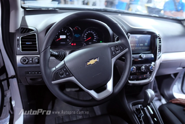 
Bên trong Chevrolet Captiva REVV là khoang nội thất được bọc da màu đen tạo cảm giác lịch sự hơn. Xe còn được trang bị vô-lăng ba chấu kiểu mới với các nút bấm điều khiển.
