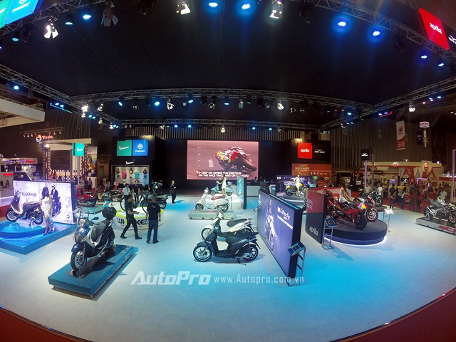 
Toàn cảnh gian trưng bày của Piaggio Việt Nam với sự góp mặt của hai thương hiệu xe phân khối lớn và Aprilia và Moto Guzzi.
