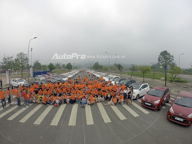 
Dàn xe gần 100 chiếc cùng các thành viên của câu lạc bộ Hyundai Grand i10 Việt Nam.
