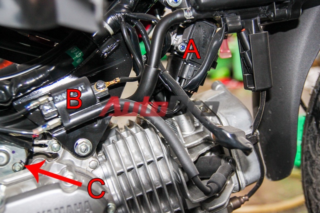 
A: cảm biến cầm chừng động cơ, B: mô-bin đề, C: củ đề.
