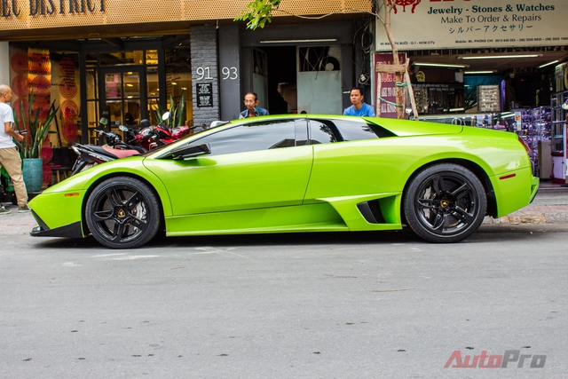 
Vừa qua, cảnh tượng Lamborghini Murcielago LP-640 mang màu xanh cốm nổi bật trên phố đi bộ Nguyễn Huệ đã thu hút rất nhiều sự quan tâm của người đi đường.
