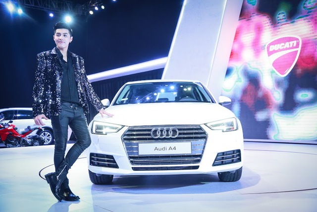 
Noo tạo dáng bên chiếc Audi A4, thành viên mới của Audi tại Việt Nam với giá bán 1,65 tỷ đồng.
