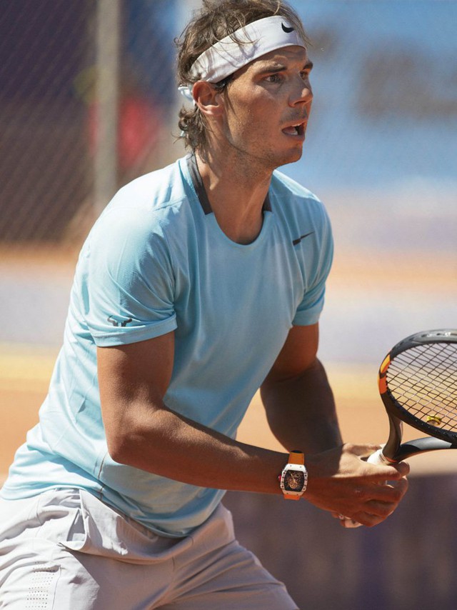 
Có thể dễ dàng nhận thấy ông vua đất nện Rafael Nadal khá ưa thích chiếc đồng hồ Richard Mille RM 27-02 này khi anh liên tục đeo ngay cả khi thi đấu trên mặt sân.

