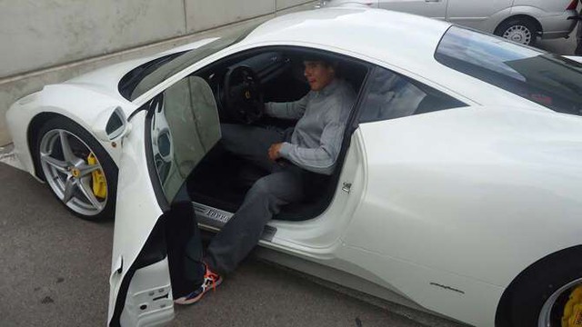 
Ngoài ra, Rafael Nadal còn sở hữu một chiếc Ferrari 458 Italia với giá khoảng hơn 240.000 USD, tương đương khoảng 5 tỉ đồng, tại thị trường nước ngoài.
