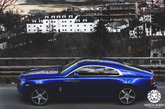 
Nếu các bạn đang đi tìm một chiếc xe vừa cân bằng giữa thiết kế sang trọng, tính năng tiện nghi và cảm giác lái hoàn hảo thì Rolls-Royce Wraith là một chiếc xe sinh ra để thực hiện sứ mệnh này. Không gò bó trong khoang lái chật chội như những chiếc siêu xe nhưng lại mang cảm giác lái chân thật cùng sức mạnh động cơ V12 Twin Turbo, Rolls-Royce Wraith là một lựa chọn đáng tiền cho những khách hàng ưa sự hoàn hảo và cả tốc độ.
