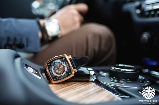 
Một chiếc đồng hồ khác đến từ thương hiệu MCT – chiếc MCT Sequential One S100 Pink Gold. Sở hữu những tính năng tương tự S200 nhưng mang thiết kế mới lạ với mặt đồng hồ hình vuông, S100 Pink Gold cũng là một sự lựa chọn hoàn hảo cho những gã tỉ phú mê xe và đồng hồ.
