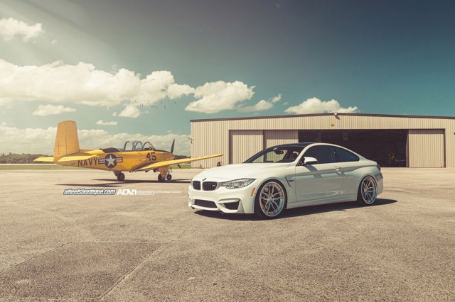 
Một chiếc BMW M4 Alpine White kết hợp với mâm xe ADV005 Track Spec.
