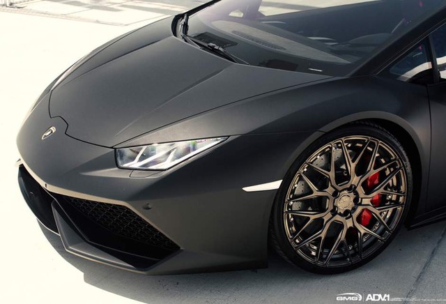 
Cận cảnh bộ mâm xe cá tính của Lamborghini Huracan Black Matte.
