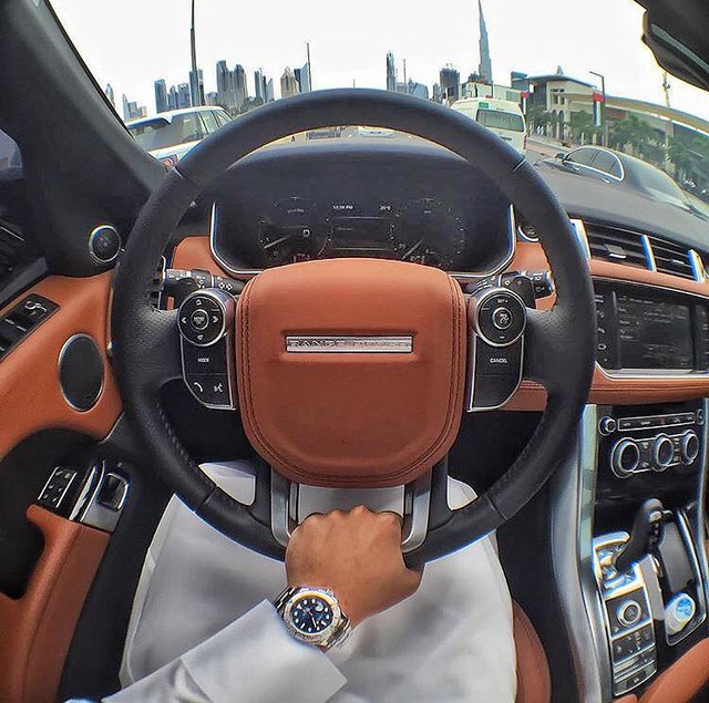 Chiếc đồng hồ Rolex Yatchmaster cùng chiếc Ranger Rover Autobiography dạo chơi trên những con phố của Dubai. Đây có thể nói là cặp đôi hoàn hảo trong kết hợp màu sắc, tạo nên một tổng thể sang trọng nhưng vẫn trẻ trung và cực chất.