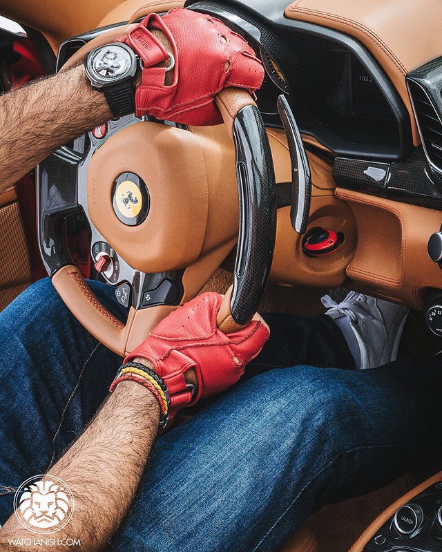 Vẻ ngoài cá tính của chủ nhân cùng chiếc đồng hồ SevenFriday V3/01 và siêu xe thể thao Ferrari. Thuộc dòng V-series của SevenFriday, chiếc V3/01 mang một màu đen trẻ trung và mạnh mẽ, phù hợp với những tín đồ ưa chuộng phong cách năng động.