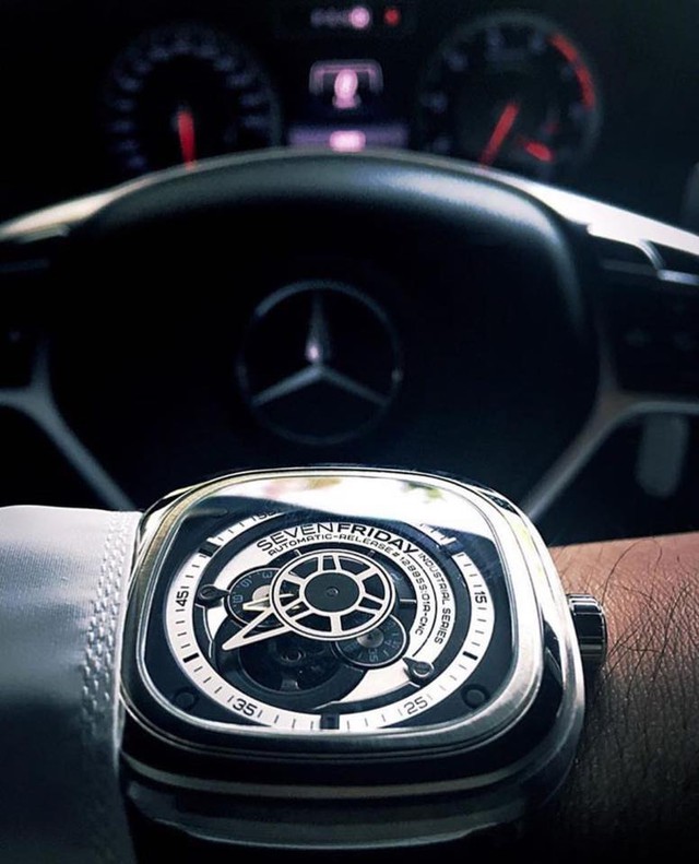 Kết thúc chặng đường tìm kiếm đẳng cấp của các quý ông là bô đôi đồng hồ SevenFriday P1B/01 và xế hộp sang trọng Mercedes. Thiết kế lộ cơ cùng mặt đồng hồ oversize, SevenFriday xứng đáng là một phụ kiện nổi bật giúp cho các quý ông khẳng định đẳng cấp của mình. “Món đồ chơi xa xỉ” này có giá khoảng 30 triệu đồng.