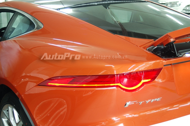 
Chưa rõ mức giá chính hãng cho chiếc Jaguar F-Type S Coupe màu cam này tại thị trường Việt Nam. Trong khi đó, tại thị trường Mỹ, xe được chào bán với giá 77.000 USD.

