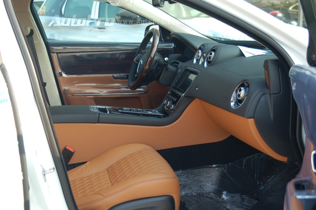 
Trái ngược với tông màu trắng ngà ở ngoại thất, bên trong khoang lái chiếc Jaguar XJL 2016 này là nội thất màu da bò và đen được phối hài hòa với nhau. Ngoài ra, các chi tiết được ốp gỗ cũng mang đến không gian nội thất đẳng cấp và sang trọng.
