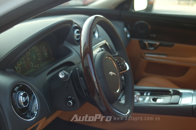 
Nội thất của Jaguar XJL 2016 được điều chỉnh nhẹ và cải tiến một số trang bị tiện ích như hệ thống thông tin InControl Touch Pro mới kết hợp cùng màn hình hiển thị trung tâm TFT 12,3 inch. Ngoài ra, còn có hệ thống âm thanh vòm cao cấp 1.300W của Meridian với 26 loa.
