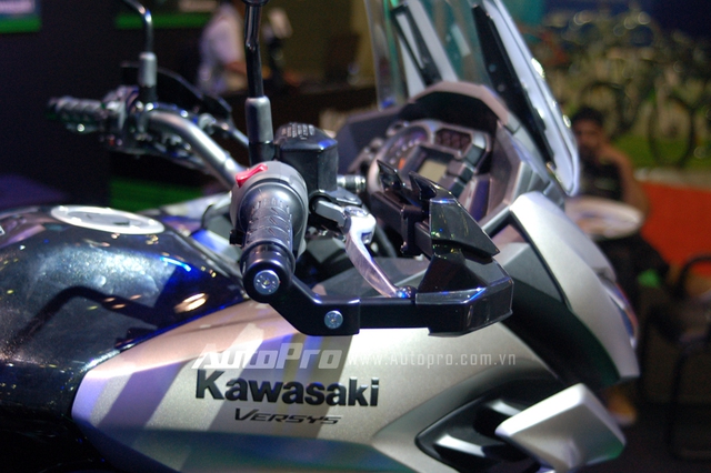 
Kawasaki Versys 1000 2015 được trang bị hệ thống chống bó cứng phanh ABS, hệ thống kiểm soát lực kéo, chống trượt KTRC ba chế độ và đèn báo chế độ tiết kiệm. Bản thân động cơ cũng có 2 chế độ vận hành là Full (hết công suất) và Low (giới hạn công suất).
