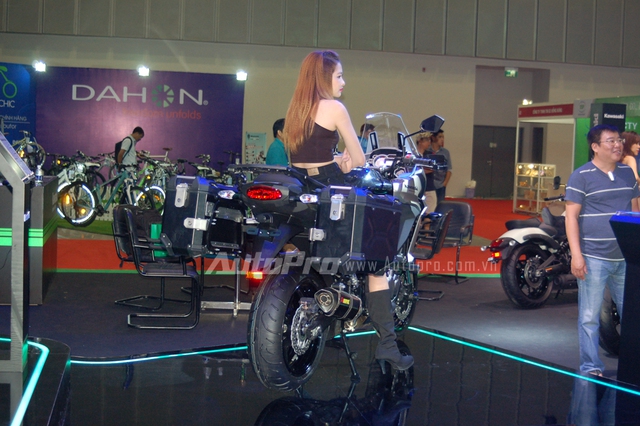 
Ngoài bộ đôi Ninja ZX-10R và Z1000SX, Kawasaki Việt Nam còn giới thiệu phiên bản 1.000 phân khối của Versys đến khách hàng trong nước tại triển lãm mô tô xe máy Việt Nam 2016. Trước đó, vào giữa tháng 12/2015, mẫu xe Kawasaki Versys 650 2015 từng ra mắt giới biker trong cả nước với giá bán khoảng 260 triệu Đồng.
