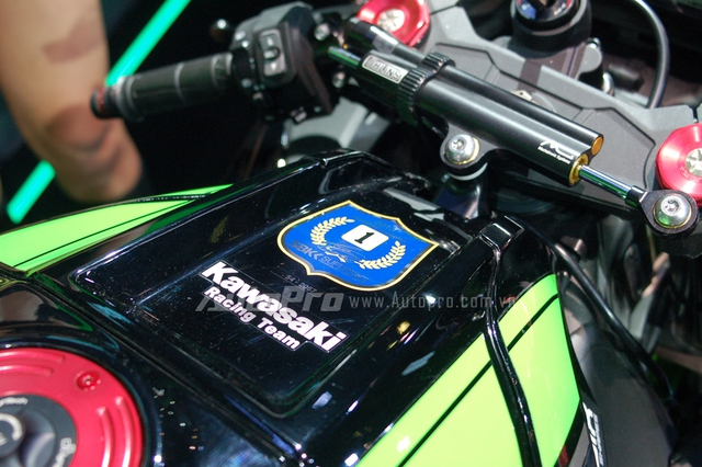 Tên đội đua Kawasaki Racing Team nổi bật trên bình xăng.