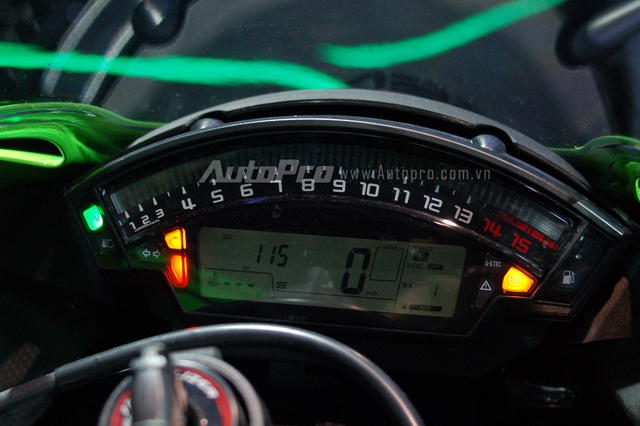 Kawasaki ZX-10R 2016 được trang bị nhiều tính năng an toàn như bộ đo lường quán tính (IMU) của Bosch, tương tác với hệ thống chống bó cứng phanh ABS. Trong khi đó, hệ thống kiểm soát lực bám S-KTRC có 5 chế độ thay vì 3 như cũ. Ngoài ra, còn có bộ điều khiển động cơ ECU 32 bit mới, hệ thống treo trước Showa Balance Free tương tự những chiếc Kawasaki tham gia giải đua World Superbikes.