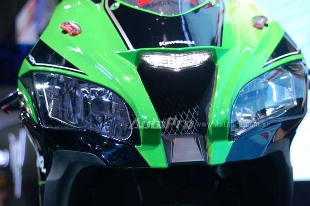 
Kawasaki Ninja ZX-10R 2016 có sự lột xác mạnh mẽ từ ngoại hình đến khối động cơ 998 phân khối. Trong đó, ngoại hình chiếc siêu mô tô 2016 mang dáng dấp thể thao và mạnh mẽ hơn trước, thể hiện qua bộ quây, yên xe cũng như cụm đèn pha.
