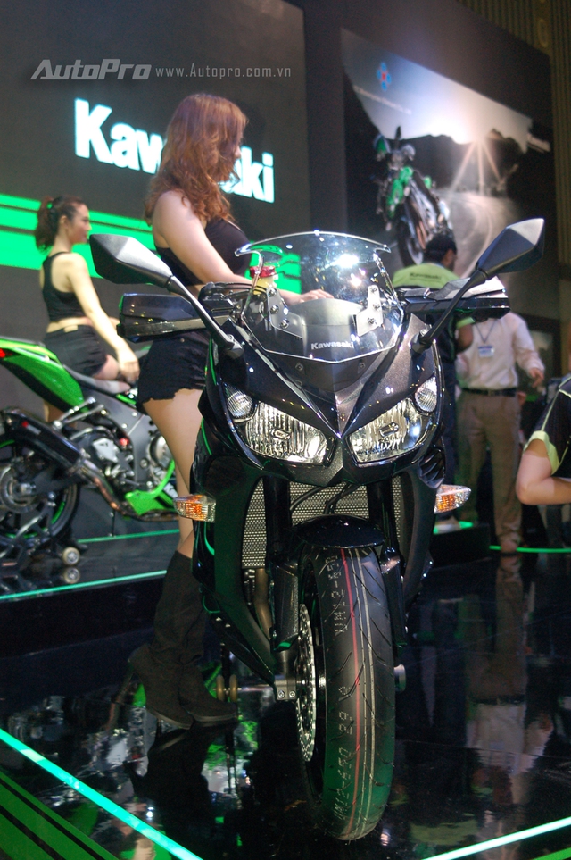 
Tại triển lãm mô tô xe máy Việt Nam 2016, Kawasaki Việt Nam gây bất ngờ lớn khi lần đầu tiên phân phối chính hãng dòng sport-tourer là Z1000SX 2016. Thực chất, mẫu xe thể thao đường trường này từng xuất hiện tại thị trường Việt Nam thông qua các nhà nhập khẩu tư nhân. Việc phân phối chính hãng giúp cho các sản phẩm của Kawasaki Việt Nam trở nên phong phú hơn.
